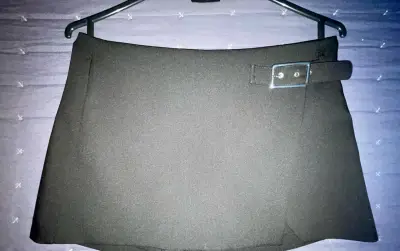 Falda short  negra con hebilla Zara - miniatura 3