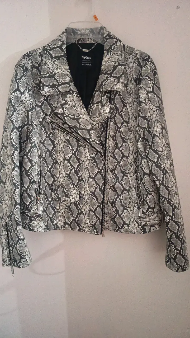 Chaqueta de cuero sintético con estampado de serpiente