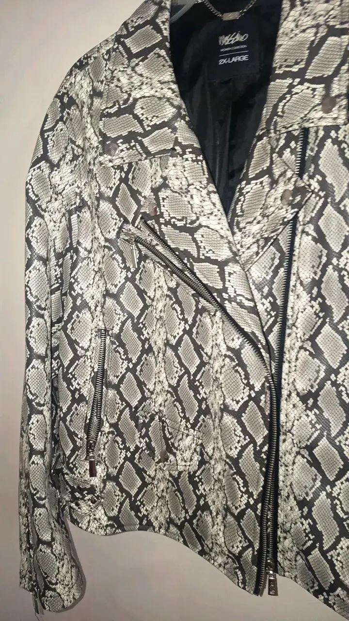 Chaqueta de cuero sintético con estampado de serpiente - 2