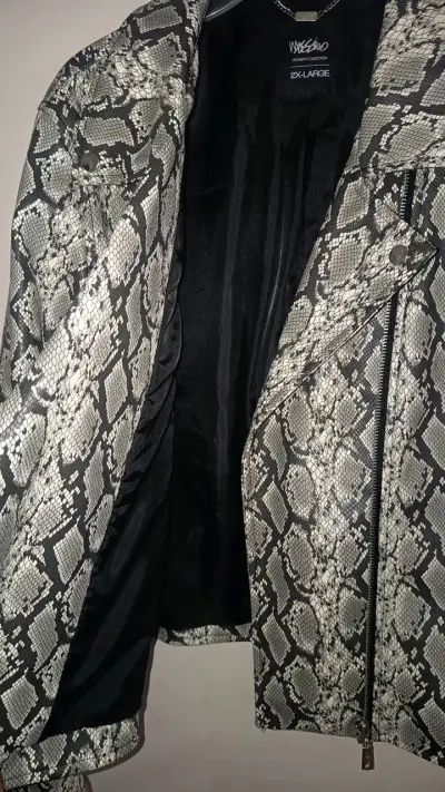 Chaqueta de cuero sintético con estampado de serpiente - miniatura 4