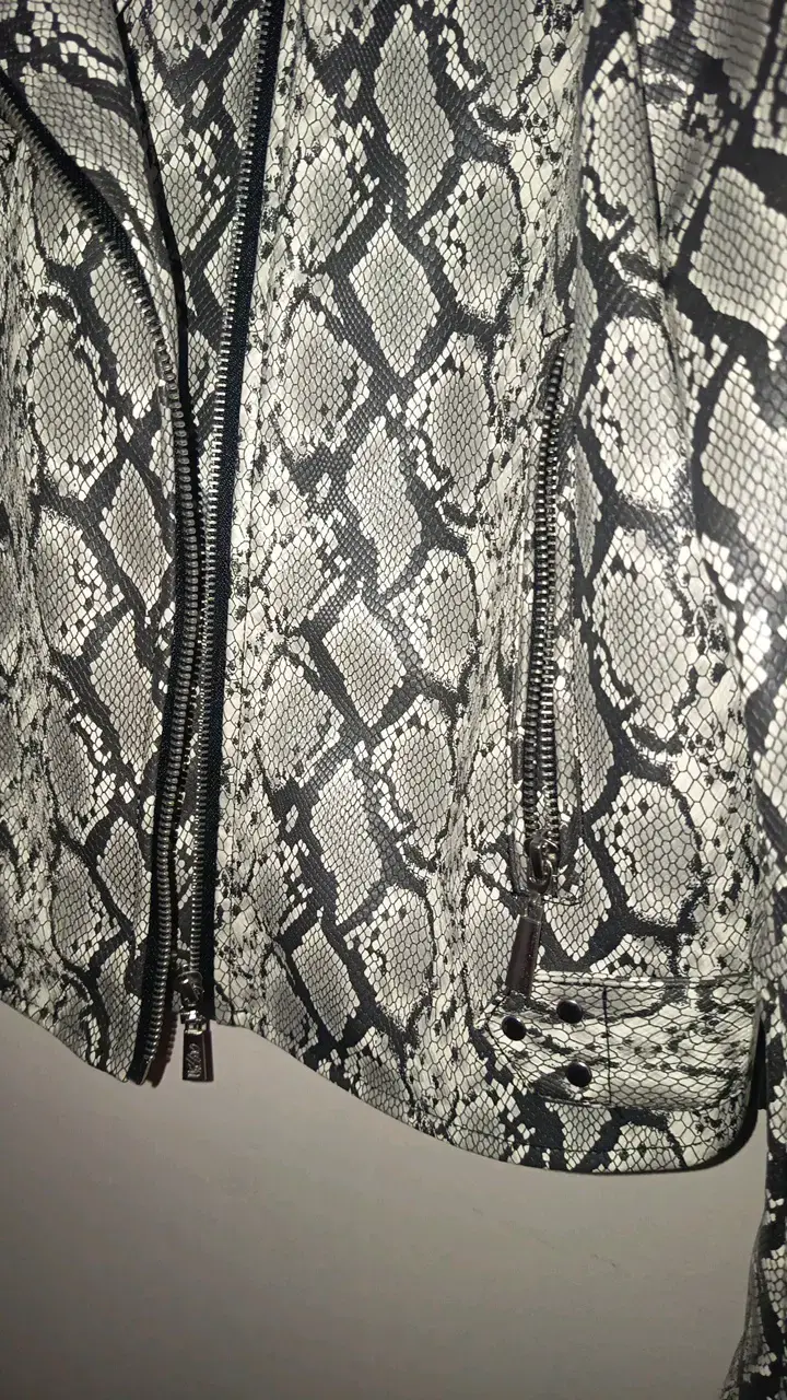 Chaqueta de cuero sintético con estampado de serpiente - 5