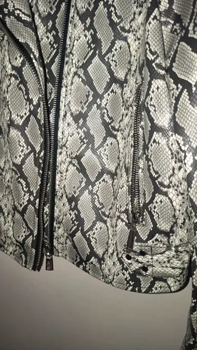 Chaqueta de cuero sintético con estampado de serpiente - miniatura 5