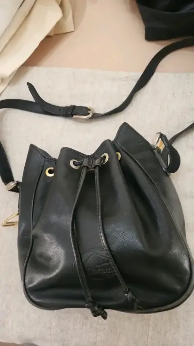 Bolso de cuero negro estilo saco - miniatura 1