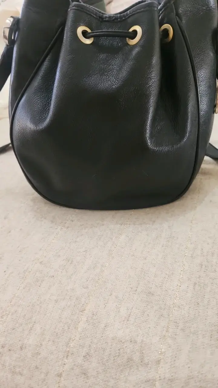 Bolso de cuero negro estilo saco - 2
