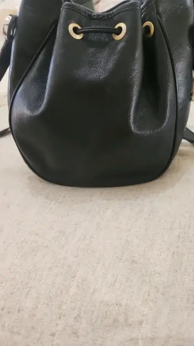 Bolso de cuero negro estilo saco - miniatura 2