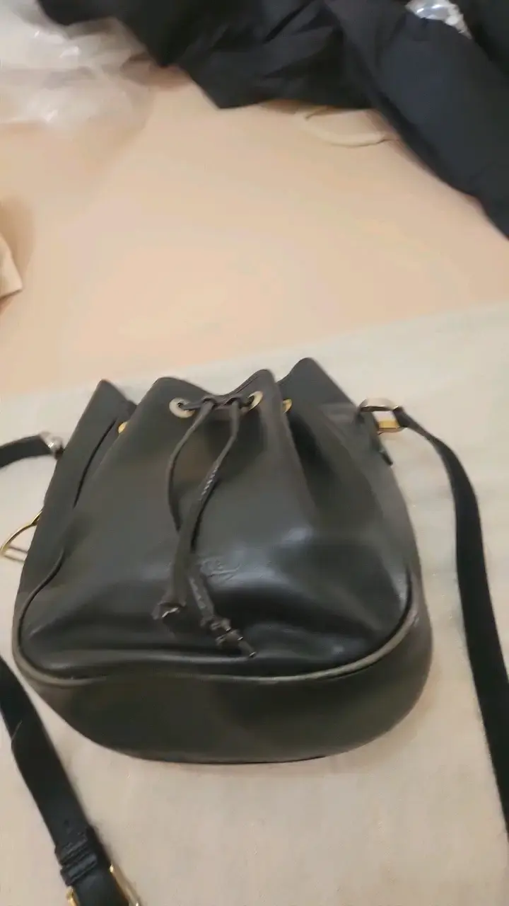 Bolso de cuero negro estilo saco - 3