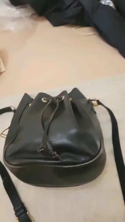 Bolso de cuero negro estilo saco - miniatura 3