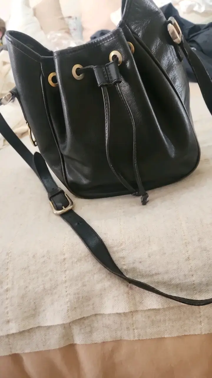 Bolso de cuero negro estilo saco - 4