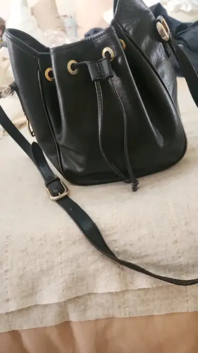 Bolso de cuero negro estilo saco - miniatura 4