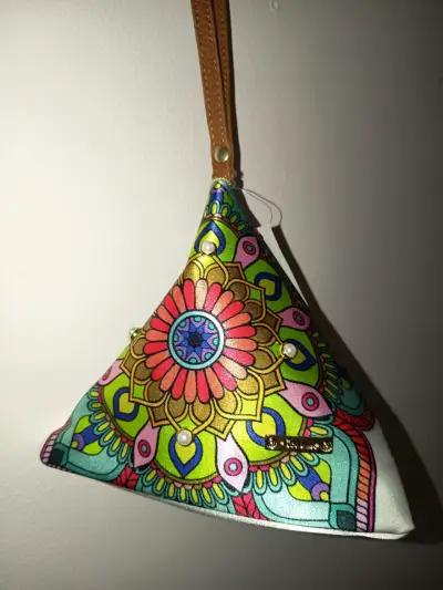 Monedero triangular con diseño colorido y cierre - miniatura 1
