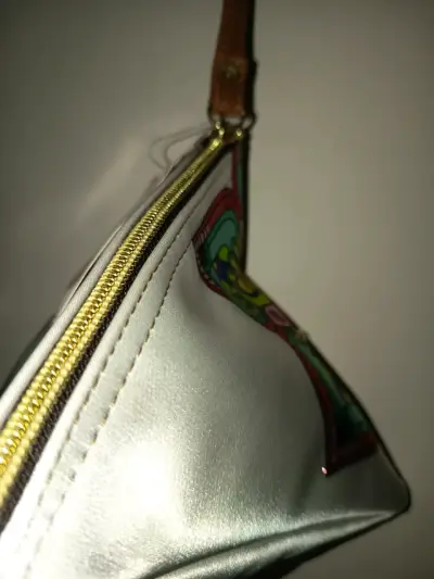 Monedero triangular con diseño colorido y cierre - miniatura 3