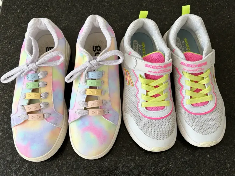 Zapatillas Skechers para niños con diseño colorido - 1