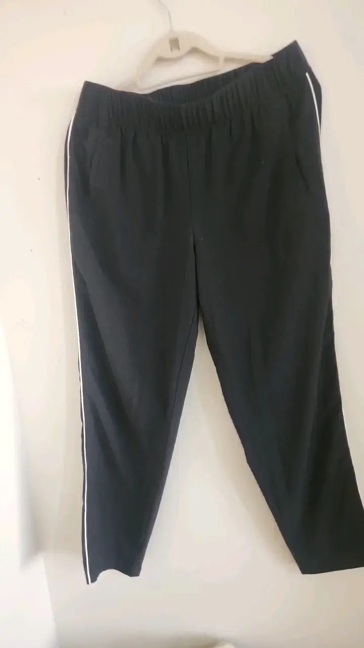 Pantalones deportivos negros con franjas blancas - 1