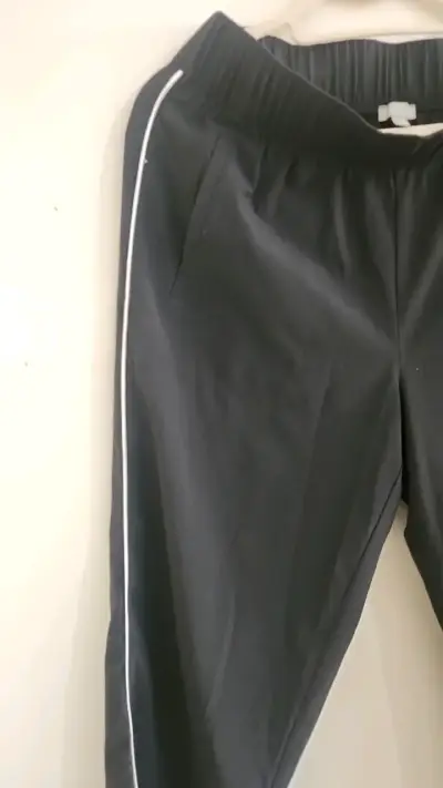 Pantalones deportivos negros con franjas blancas - miniatura 3