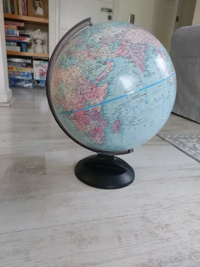 Globo terráqueo educativo con base negra - miniatura 1