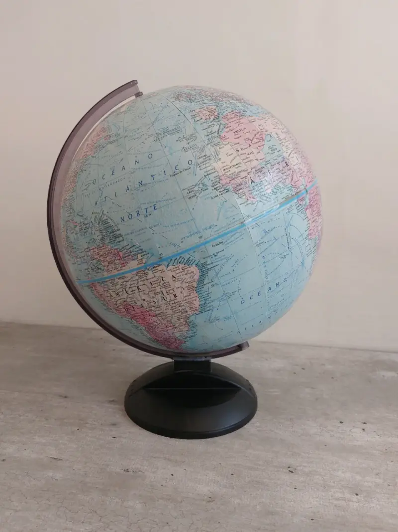 Globo terráqueo educativo con base negra - 2