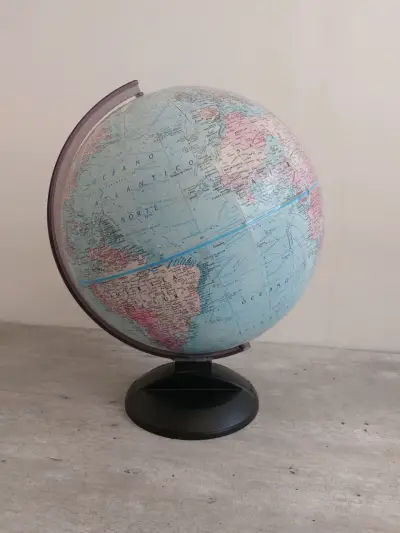 Globo terráqueo educativo con base negra - miniatura 2