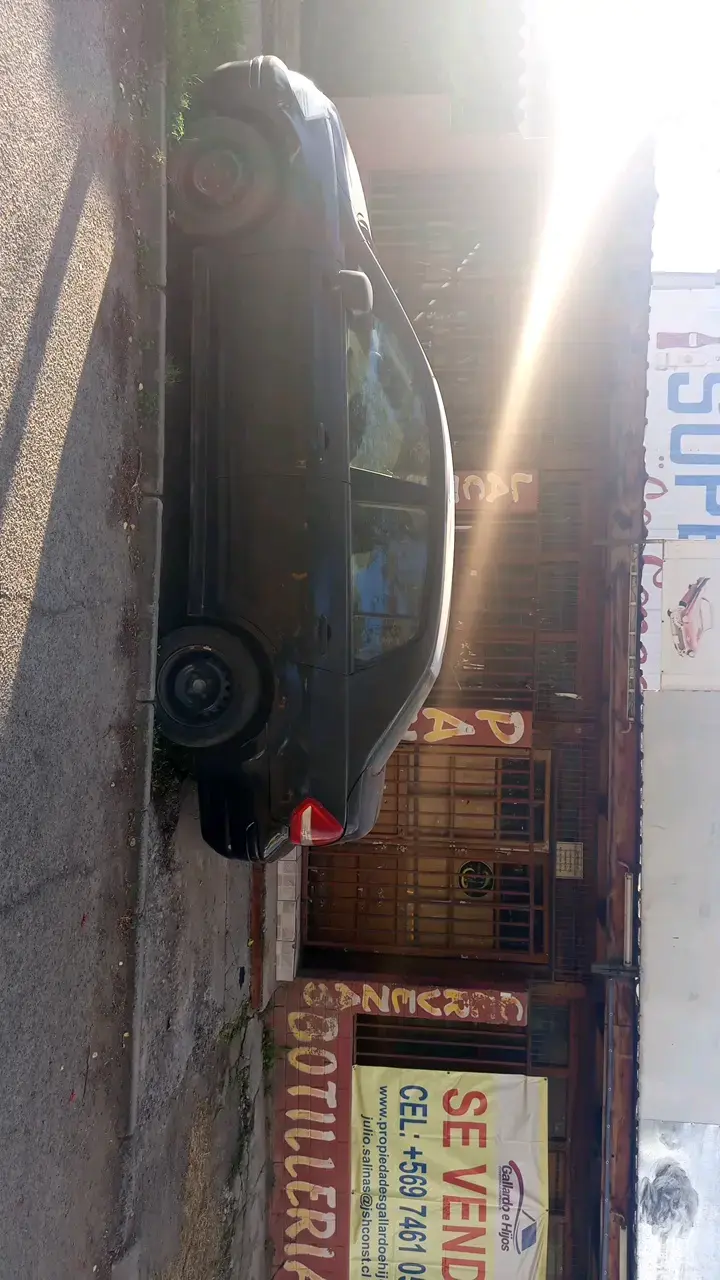Auto sedán negro en venta