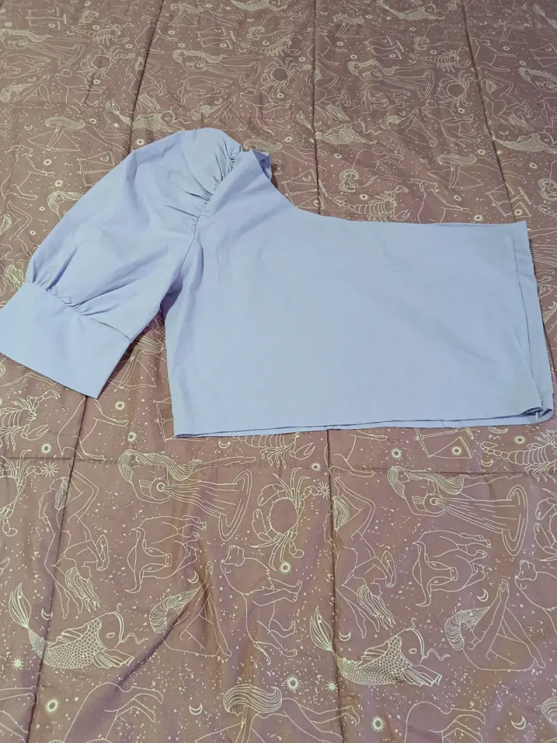 Blusa de un solo hombro color lila - 1