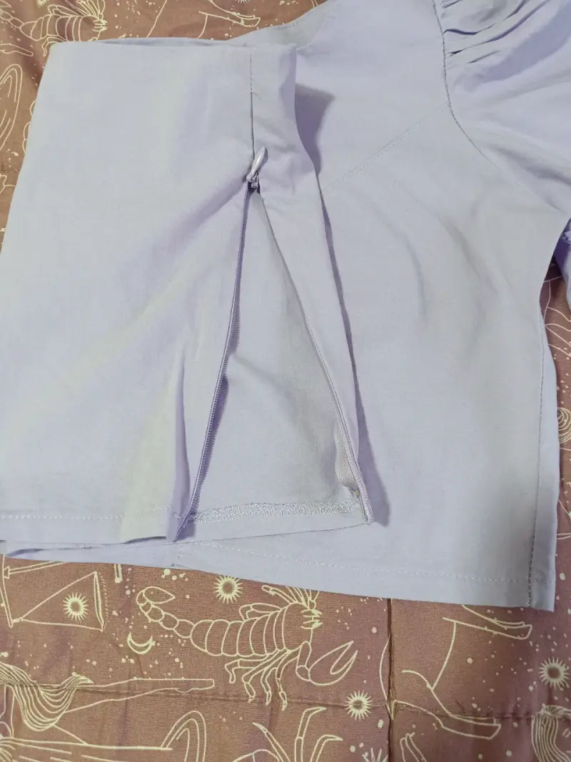 Blusa de un solo hombro color lila - 2