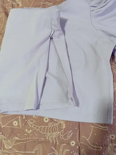 Blusa de un solo hombro color lila - miniatura 2