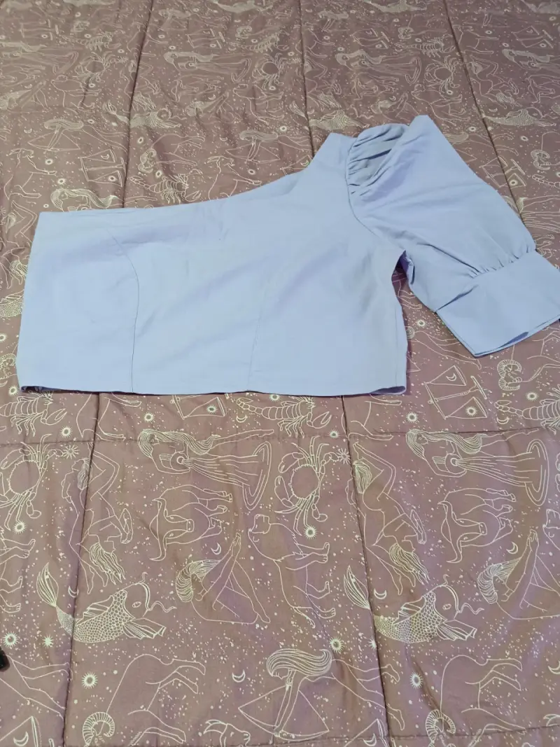 Blusa de un solo hombro color lila - 4