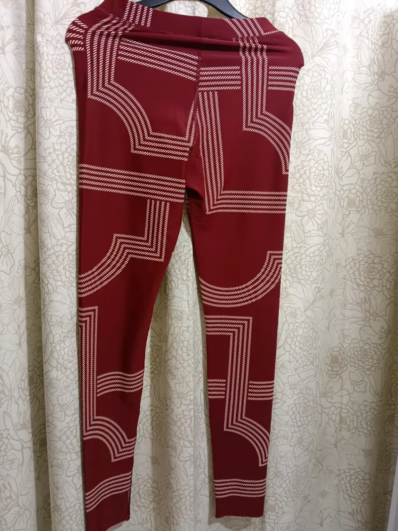 Leggings estampados rojos H&M talla M - 1