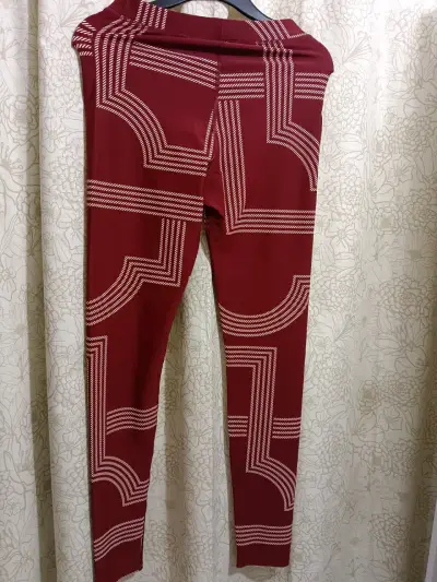 Leggings estampados rojos H&M talla M - miniatura 1