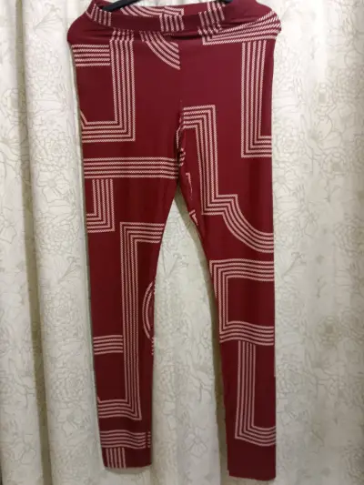 Leggings estampados rojos H&M talla M - miniatura 3
