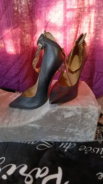 Tacones de cuero Guess con detalle dorado - miniatura 1