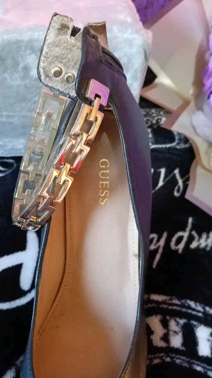 Tacones de cuero Guess con detalle dorado - 3
