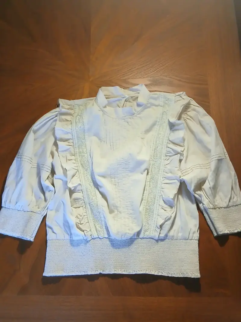 Blusa vintage blanca con volantes