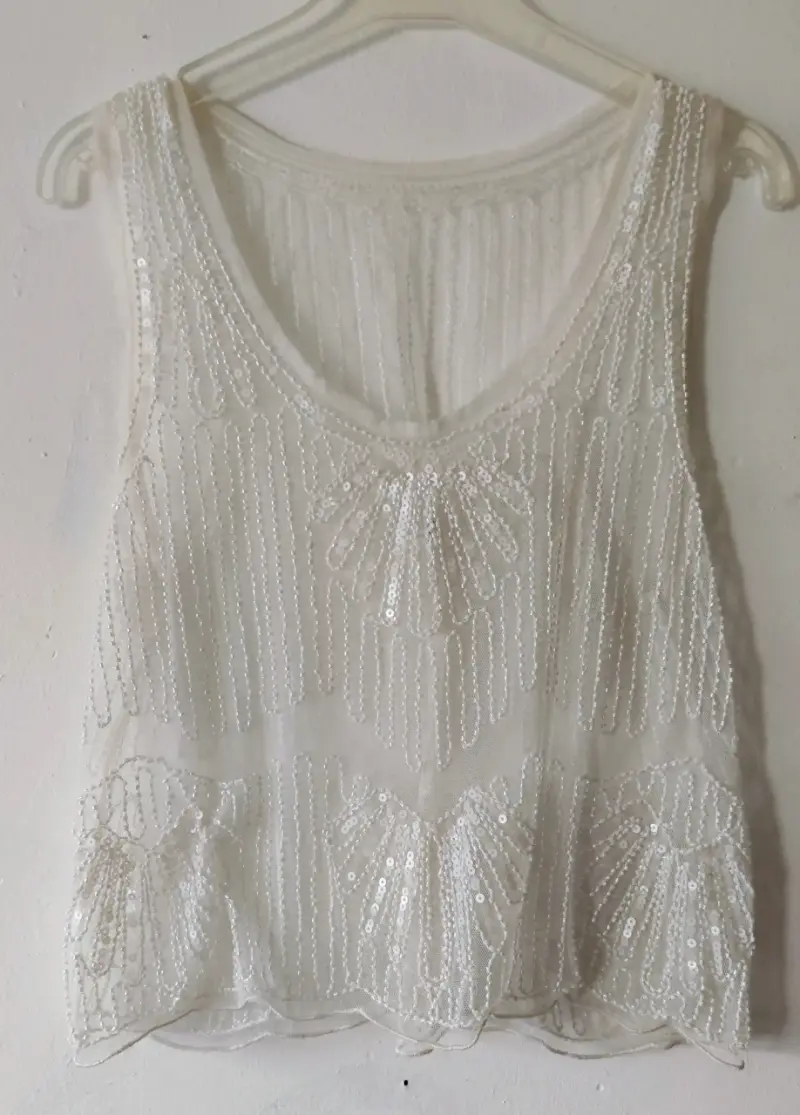 Blusa sin mangas con lentejuelas blancas