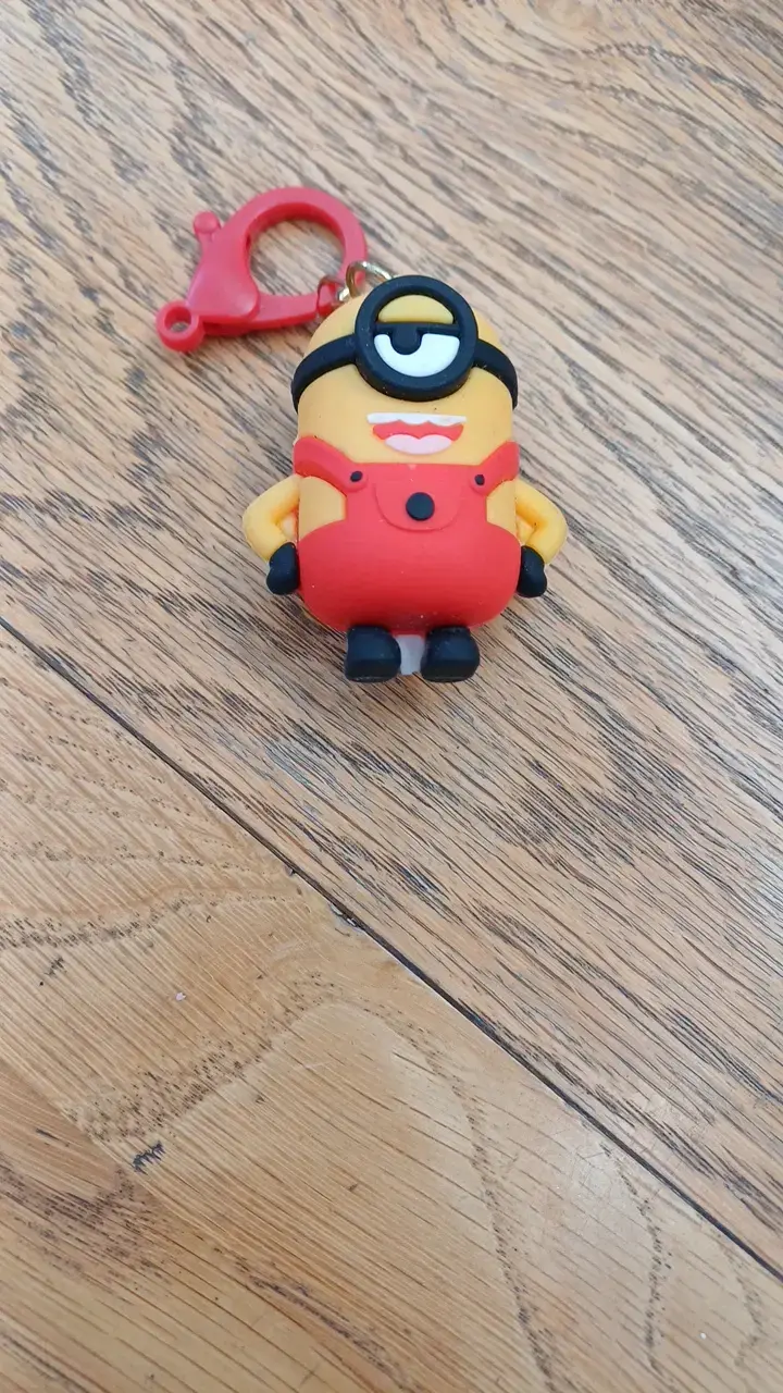 Llavero Minion de goma con clip rojo - 1