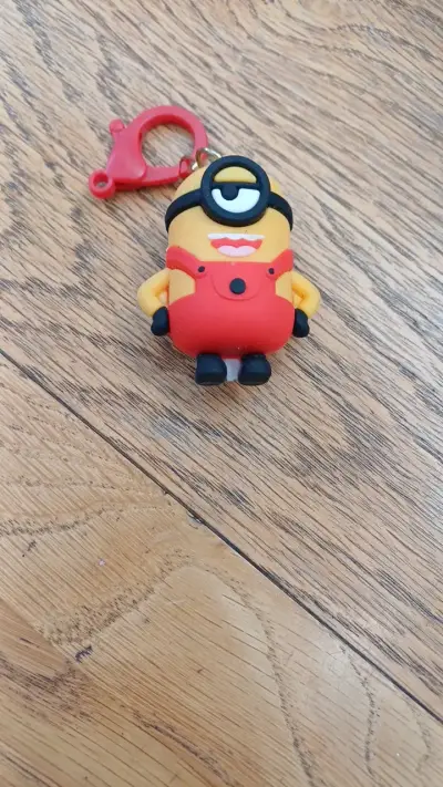 Llavero Minion de goma con clip rojo - miniatura 1