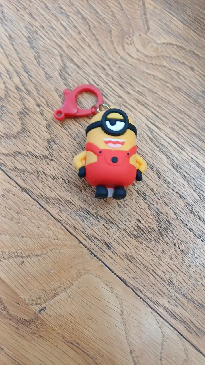 Llavero Minion de goma con clip rojo - 2