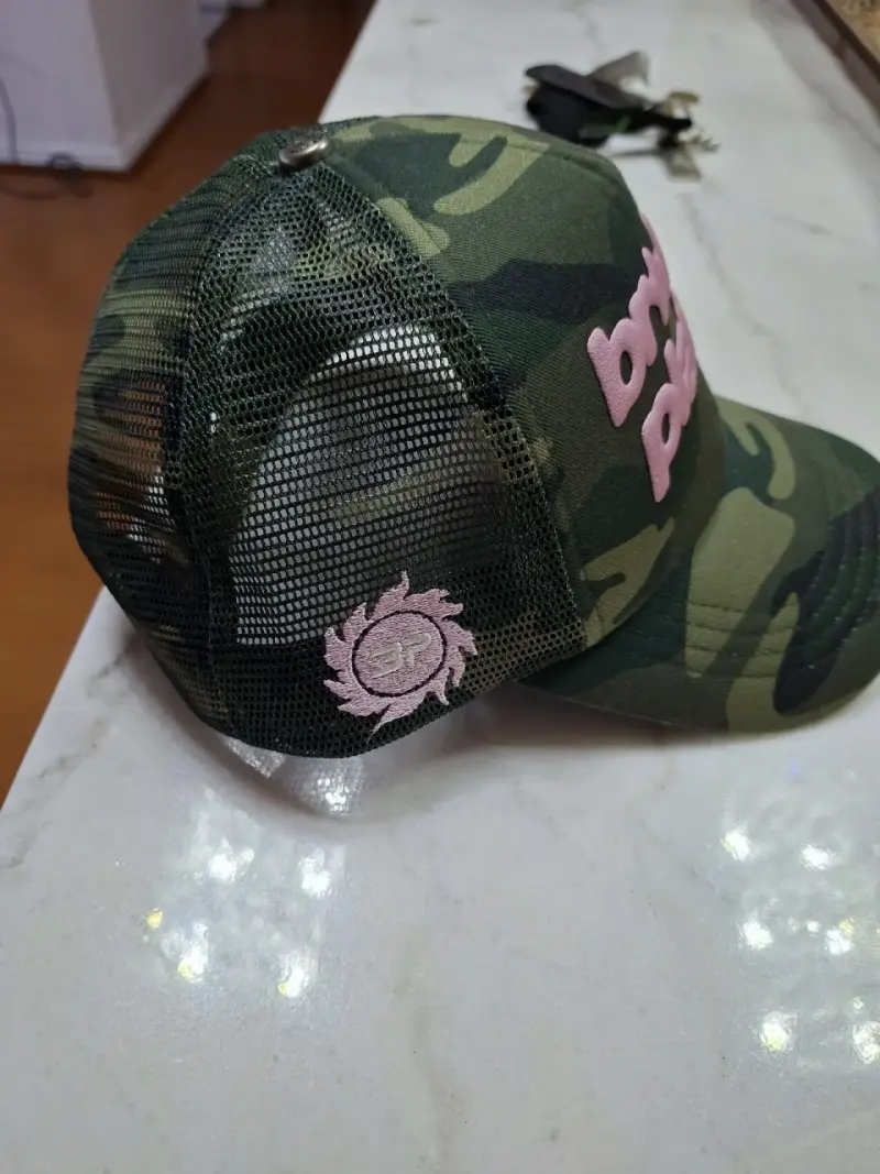 Gorra camuflada Broken Planet con diseño rosa - 3