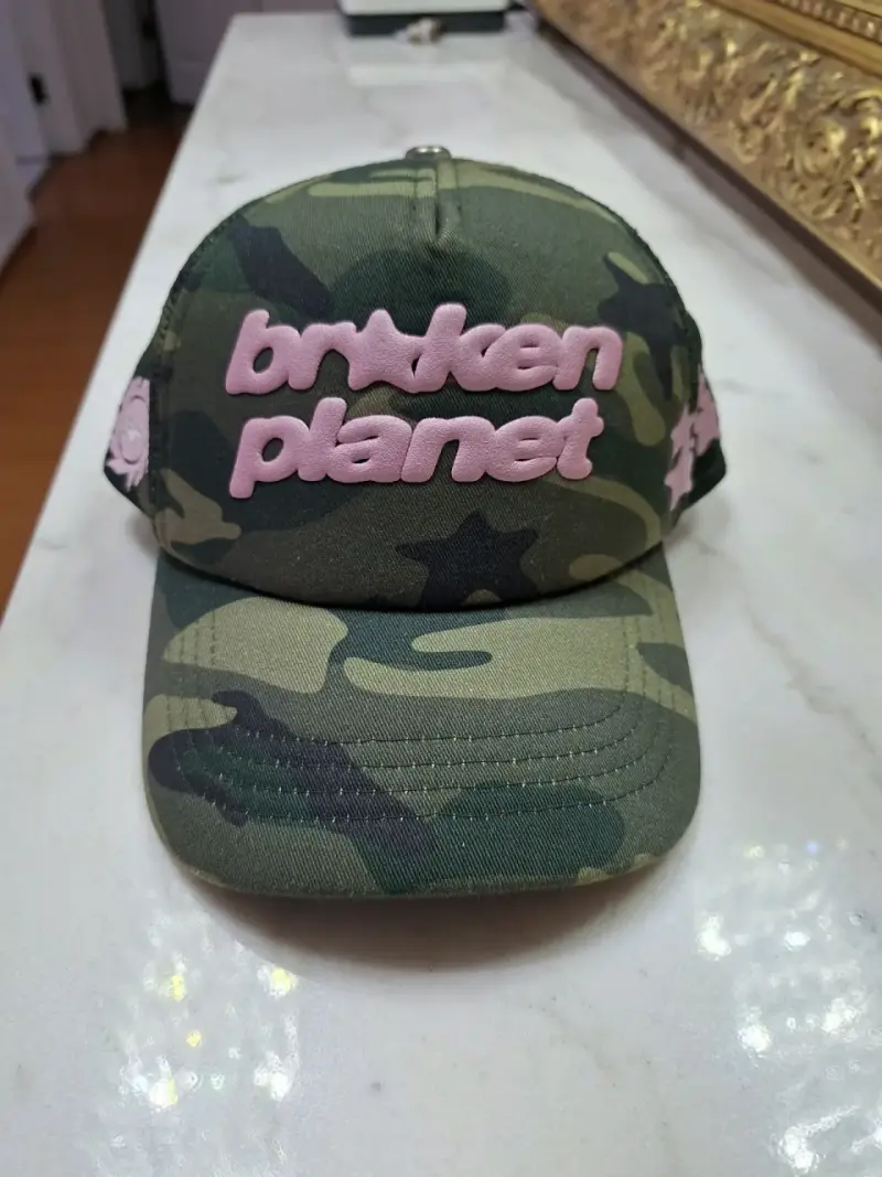 Gorra camuflada Broken Planet con diseño rosa - 5