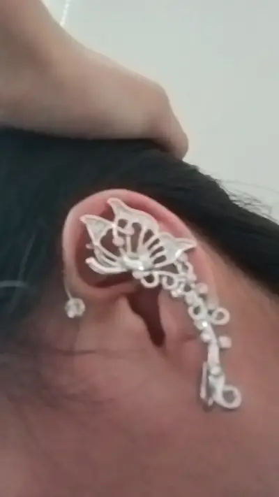 Aros de mariposa estilo ear cuff plateados - miniatura 3