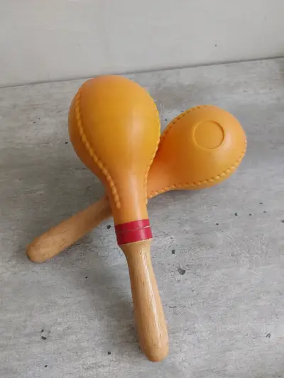 Maracas de madera y plástico color naranja - miniatura 1