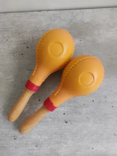 Maracas de madera y plástico color naranja - miniatura 2
