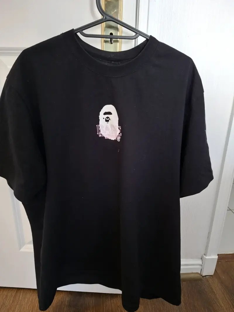 Polera negra Bape con logo frontal