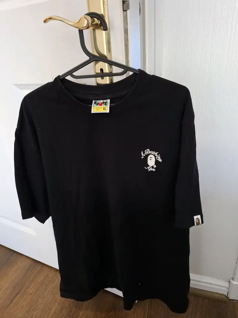 Polera negra Bape con logo frontal