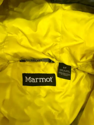 Chaqueta de plumas Marmot gris con capucha - miniatura 2
