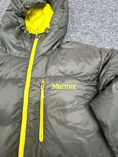 Chaqueta de plumas Marmot gris con capucha - miniatura 3