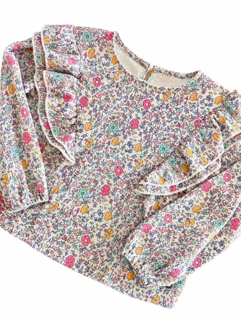 Blusa infantil con estampado floral y volantes