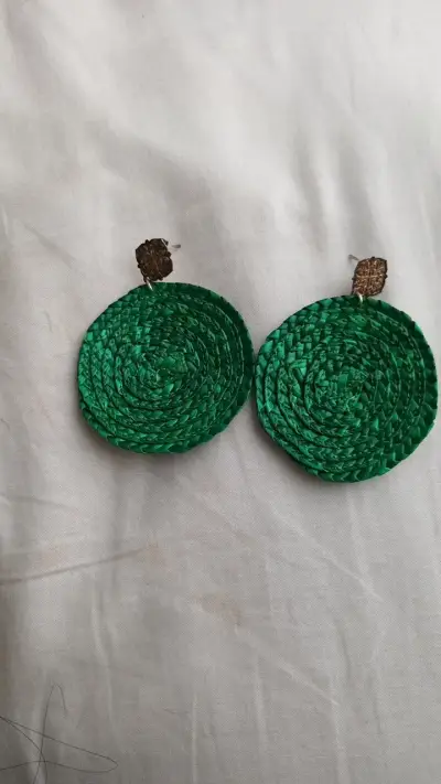 Aros de rafia verde con diseño circular - miniatura 1