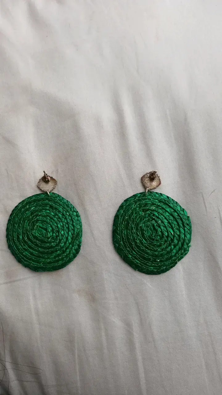 Aros de rafia verde con diseño circular - 2