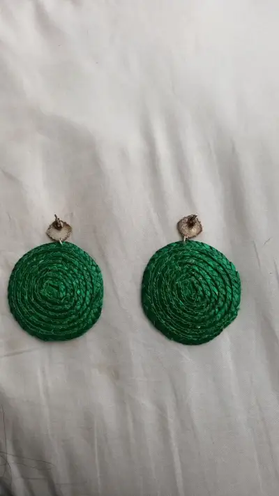 Aros de rafia verde con diseño circular - miniatura 2