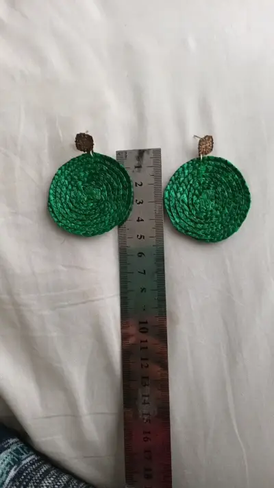 Aros de rafia verde con diseño circular - miniatura 3